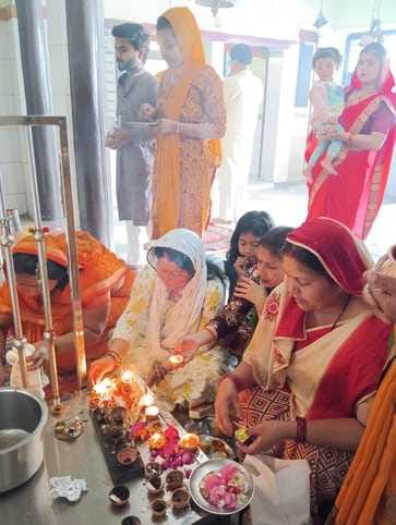 शहर के यशवंतरी देवी मंदिर में पूजा अर्चना करते श्रंद्धालु।संवाद