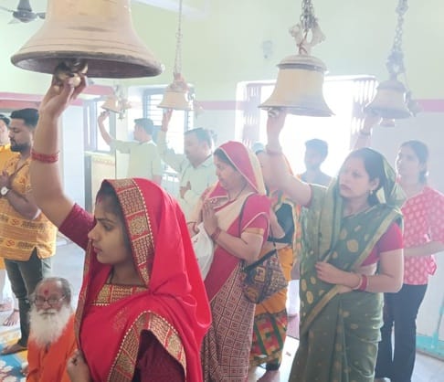 शहर के यशवंतरी देवी मंदिर में पूजा अर्चना करते श्रंद्धालु।संवाद