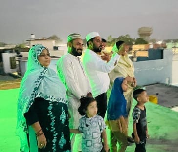 शहर में ईद को लेकर बाजार में लगी सेवई की दुकान पर खरीदारी करते लोग।संवाद शहर में ईद को लेकर बाजार में लगी सेवई की दुकान पर खरीदारी करते लोग।संवाद