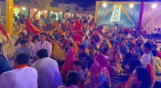 30जेएनडी02-जागरण में मां भगवती के दर्शनों के लिए लाइन में लगे श्रद्धालु। स्रोत श्रद्धालु 30जेएनडी02-जागरण में मां भगवती के दर्शनों के लिए लाइन में लगे श्रद्धालु। स्रोत श्रद्धालु