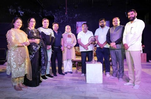 30जेएनडी04-नवरस नाट्य उत्सव के दौरान प्रस्तुति देते हुए कलाकार। स्रोत स्वयं