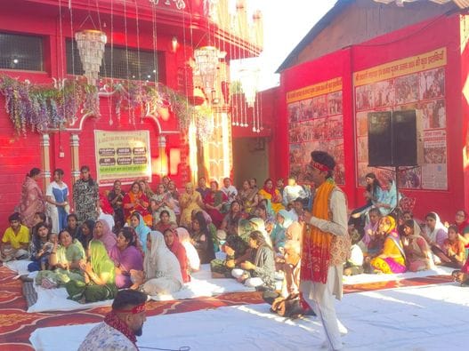 30जेएनडी23: जयंती देवी मंदिर में पूजा करते हुए श्रद्धालु। स्वयं 30जेएनडी23: जयंती देवी मंदिर में पूजा करते हुए श्रद्धालु। स्वयं