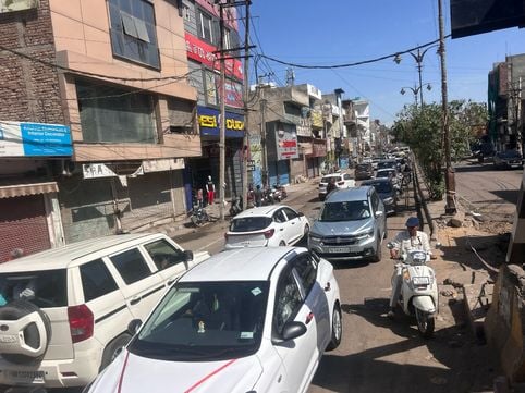30सीटीके05 बजरंग भवन स्थित एलिवेटेड पुल के पास खुदाई करती बुलडोजर। संवाद
