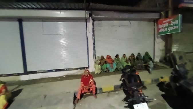 अब रोड पर खुल रही वाइन शॉप को लेकर स्थानीय लोगों ने जताया विरोध