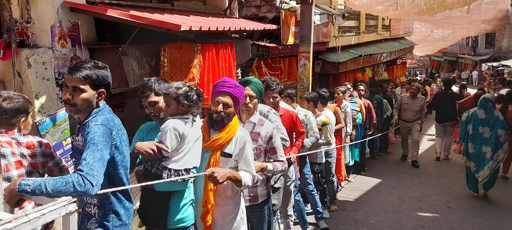 चिंतपूर्णी मंदिर में माथा टेकने के लिए उमडे़ श्रद्धालु।संवाद चिंतपूर्णी मंदिर में माथा टेकने के लिए उमडे़ श्रद्धालु।संवाद