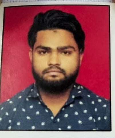 फैजगंज बेहटा थाने पर खड़ा ट्रक क्षतिग्रस्त ऑटो। संवाद