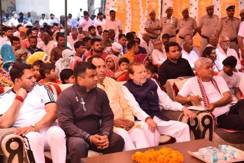 फोटो 03: सोनीपत के गांंव जुआं में ग्रामीणों के साथ प्रधानमंत्री के मन की बात कार्यक्रम को सुनते फोटो 03: सोनीपत के गांंव जुआं में ग्रामीणों के साथ प्रधानमंत्री के मन की बात कार्यक्रम को सुनते