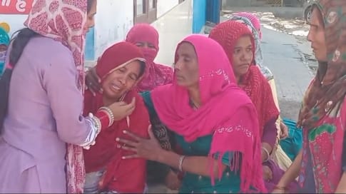 फोटो :48: सोनीपत के सेक्टर-15 में विवाहिता की मौत के मामले में विलाप करते परिजन। संवाद