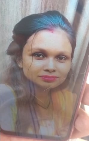फोटो :48: सोनीपत के सेक्टर-15 में विवाहिता की मौत के मामले में विलाप करते परिजन। संवाद