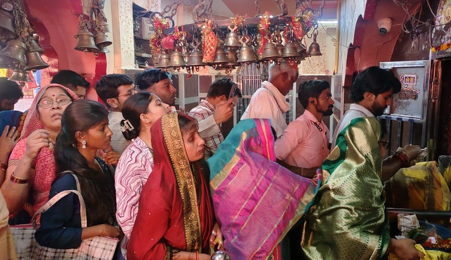 नवरात्र के दूसरे दिन संकटा देवी मंदिर में पूजा करती युवतियों। संवाद नवरात्र के दूसरे दिन संकटा देवी मंदिर में पूजा करती युवतियों। संवाद