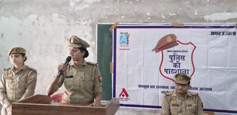 पुलिस की पाठशाला काे संबोधित करते प्रभारी निरीक्षक महेश चंद्र -संवाद पुलिस की पाठशाला काे संबोधित करते प्रभारी निरीक्षक महेश चंद्र -संवाद