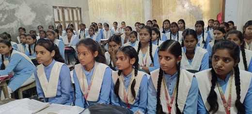 पुलिस की पाठशाला काे संबोधित करते प्रभारी निरीक्षक महेश चंद्र -संवाद पुलिस की पाठशाला काे संबोधित करते प्रभारी निरीक्षक महेश चंद्र -संवाद