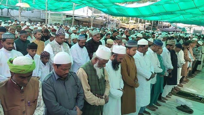 सजदे में झुके हजारों सिर सजदे में झुके हजारों सिर