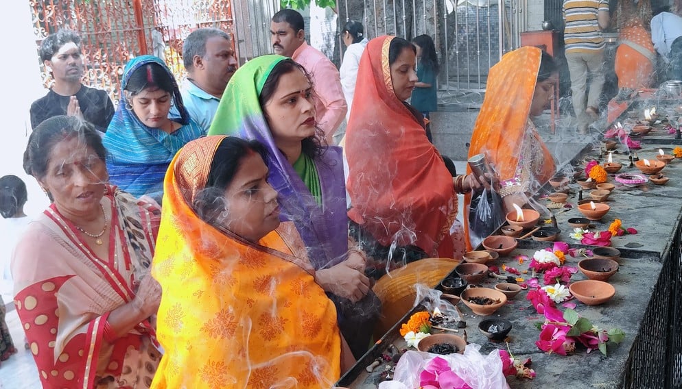 विसरात स्थित काली मंदिर में नवरात्रि के पहले दिन भजन कीर्तन करतीं महिलाएं। संवाद