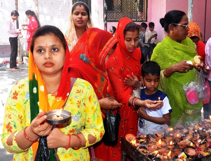 विसरात स्थित काली मंदिर में नवरात्रि के पहले दिन भजन कीर्तन करतीं महिलाएं। संवाद