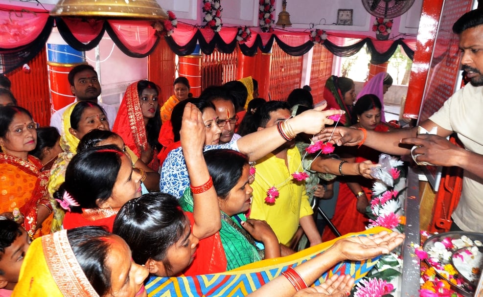 विसरात स्थित काली मंदिर में नवरात्रि के पहले दिन भजन कीर्तन करतीं महिलाएं। संवाद