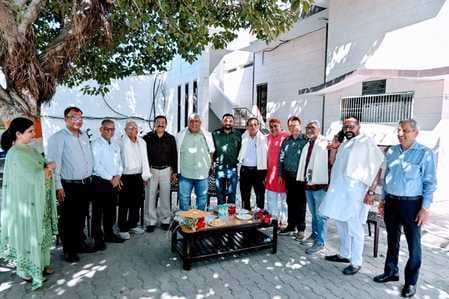 31सीटीके39.....दुर्गा भवन मंदिर में कीर्तन करते श्रद्धालु। संवाद