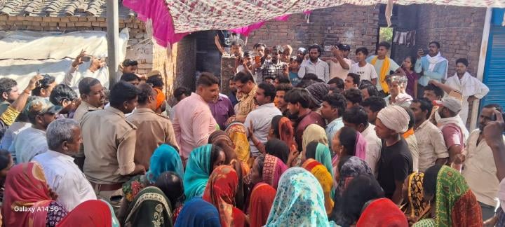 अकबरपुर के चनहा चौराहे पर सड़क जाम कर प्रदर्शन करतीं महिलाएं। अकबरपुर के चनहा चौराहे पर सड़क जाम कर प्रदर्शन करतीं महिलाएं।