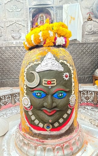 भस्म आरती - चन्द्र, मुकुट और कानों में कुंडल पहनकर सजे बाबा महाकाल, जानिए क्यों चढ़ाए गए इतने क