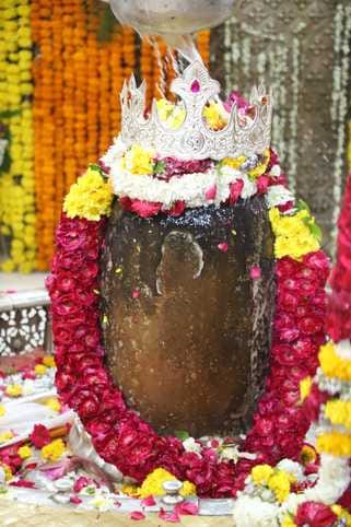 भस्म आरती - चन्द्र, मुकुट और कानों में कुंडल पहनकर सजे बाबा महाकाल, जानिए क्यों चढ़ाए गए इतने क