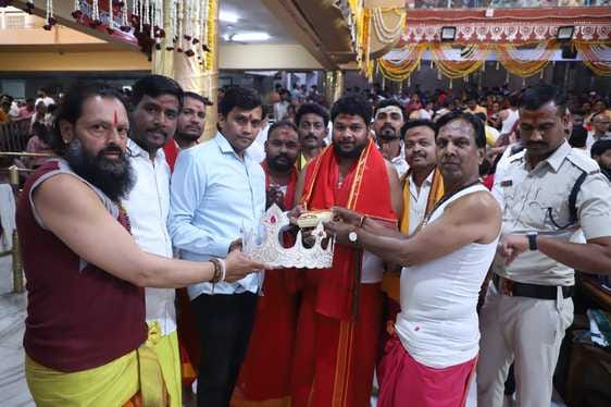 भस्म आरती - चन्द्र, मुकुट और कानों में कुंडल पहनकर सजे बाबा महाकाल, जानिए क्यों चढ़ाए गए इतने क