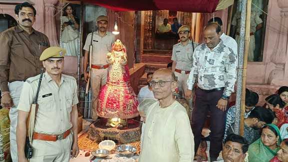 बीकानेर: पुलिस के पहरे में निकलती है करोड़ों रुपए के कीमती गहनों से लदी गणगौर बीकानेर: पुलिस के पहरे में निकलती है करोड़ों रुपए के कीमती गहनों से लदी गणगौर