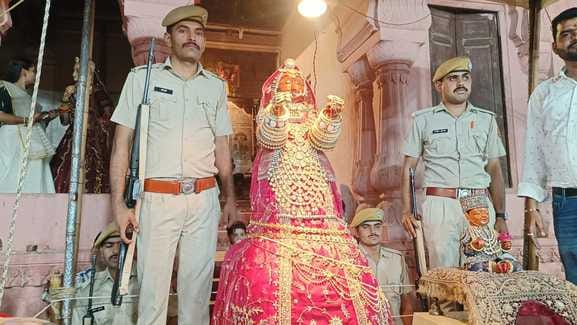 बीकानेर: पुलिस के पहरे में निकलती है करोड़ों रुपए के कीमती गहनों से लदी गणगौर बीकानेर: पुलिस के पहरे में निकलती है करोड़ों रुपए के कीमती गहनों से लदी गणगौर