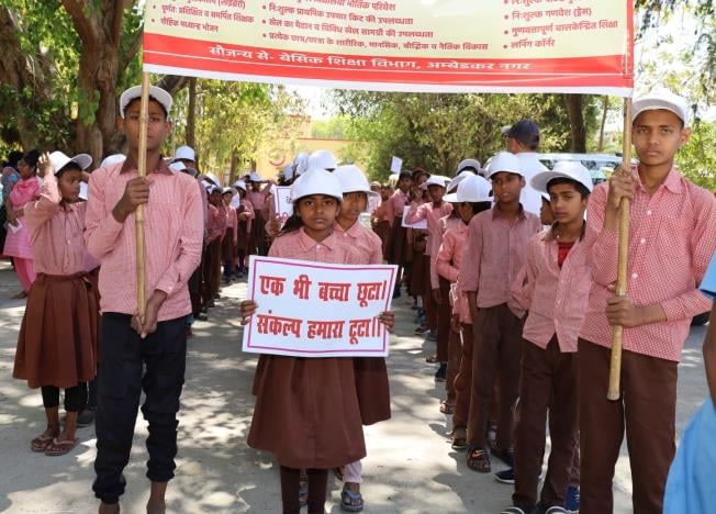 चककोड़ार स्थित प्राथमिक विद्यालय में बच्चों को तिलक लगाकर प्रवेश देते शिक्षक। चककोड़ार स्थित प्राथमिक विद्यालय में बच्चों को तिलक लगाकर प्रवेश देते शिक्षक।