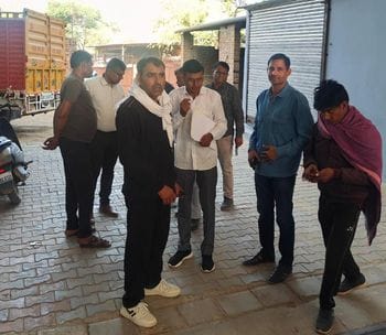 फोटो संख्या:-77 कनीना में खड़ी उड़दस्ते की टीम की गाड़ी---संवाद फोटो संख्या:-77 कनीना में खड़ी उड़दस्ते की टीम की गाड़ी---संवाद