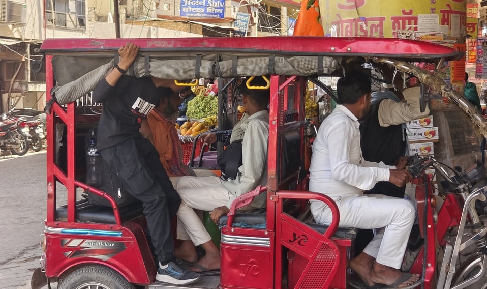 गोला में ई-रिक्शा पर कार्रवाई करते यातायात निरीक्षक। संवाद गोला में ई-रिक्शा पर कार्रवाई करते यातायात निरीक्षक। संवाद