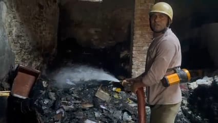गोदाम में लगी भीषण आग गोदाम में लगी भीषण आग