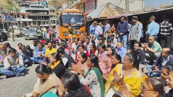 गौवंश के अवशेष मिलने के विरोध में राजगढ़ में रैली निकालते हिन्दू संगठन के कार्यकर्ता। संवाद गौवंश के अवशेष मिलने के विरोध में राजगढ़ में रैली निकालते हिन्दू संगठन के कार्यकर्ता। संवाद