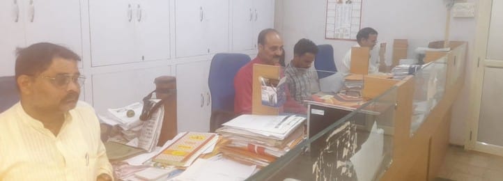 ईद की छुट्टी के बावजूद जिला कोषागार कार्यालय में फाइंलों में काम निपटाते अधिकारी। संवाद