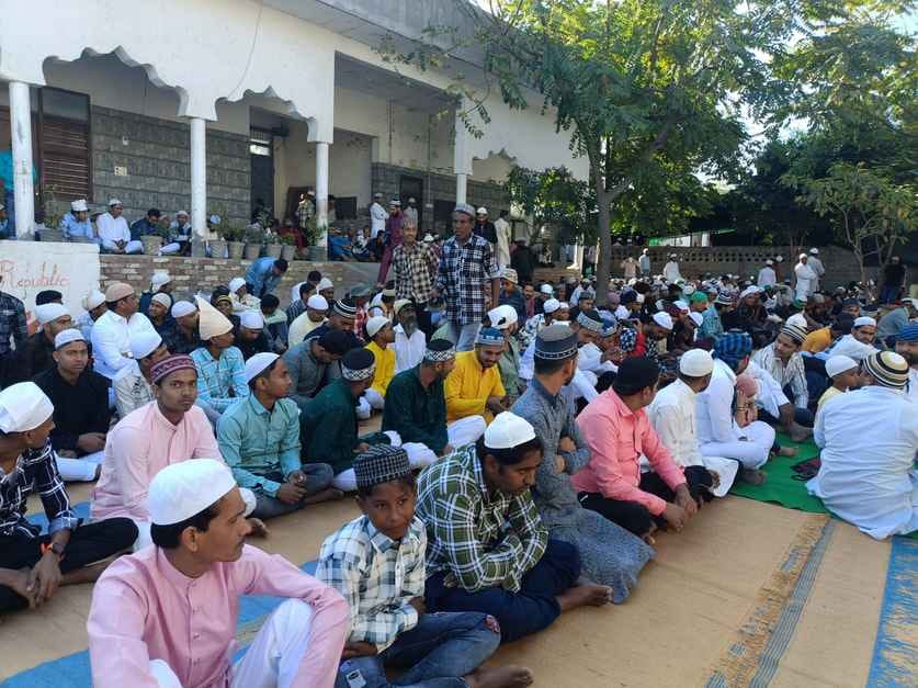ईद पर नमाज अता करते हुए। संवाद
