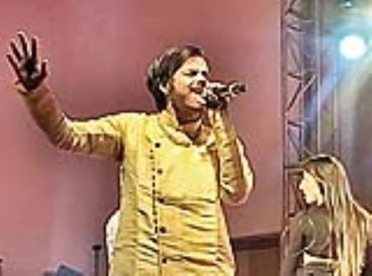 जोगिंद्रनगर में प्रस्तुति देतीं नेहा दीक्षित। जोगिंद्रनगर में प्रस्तुति देतीं नेहा दीक्षित।