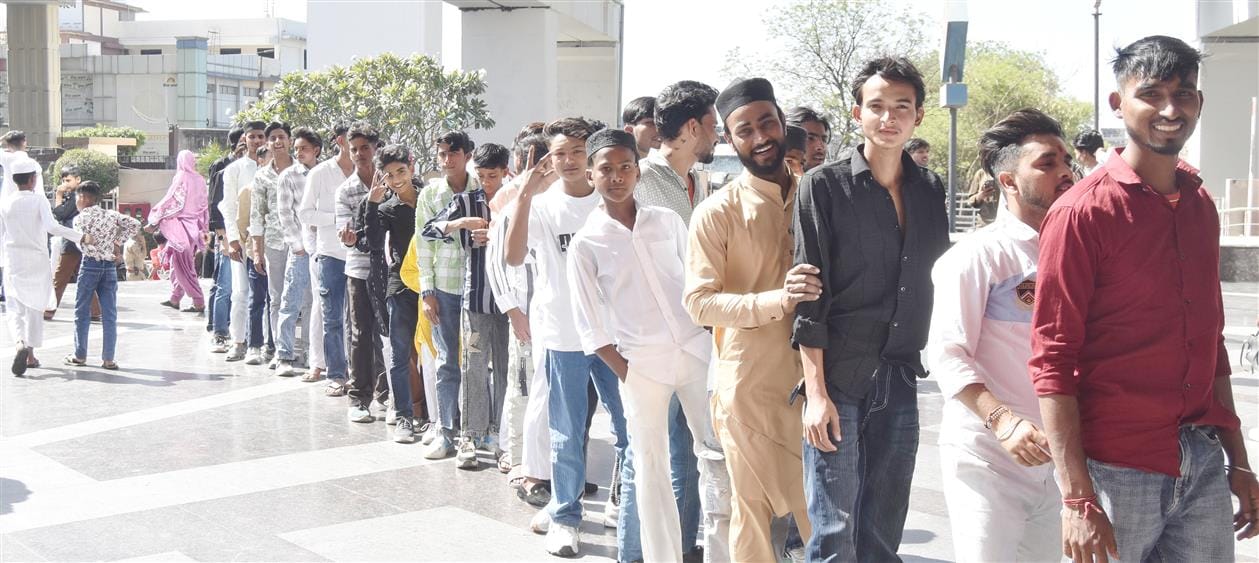 मेरठ..कंवलजीत..ईद के मोके पर सूरजकुंड पार्क में घूमते मस्ती करते लोग.....संवाद