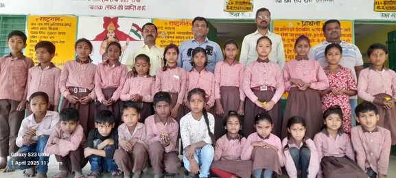 पलिया के निबुआबोझ में मौजूद सकूली बच्चे। समय दोपहर 12 बजे। संवाद