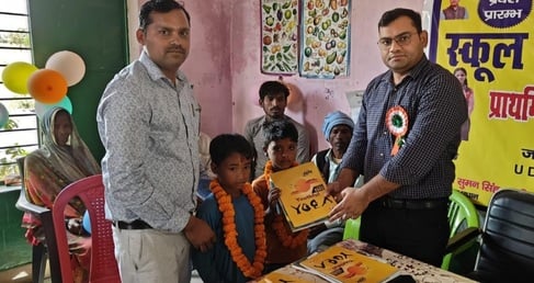 पलिया के निबुआबोझ में मौजूद सकूली बच्चे। समय दोपहर 12 बजे। संवाद