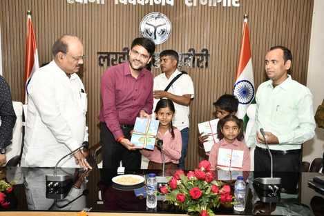 पलिया के निबुआबोझ में मौजूद सकूली बच्चे। समय दोपहर 12 बजे। संवाद