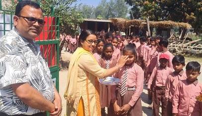 पलिया के निबुआबोझ में मौजूद सकूली बच्चे। समय दोपहर 12 बजे। संवाद