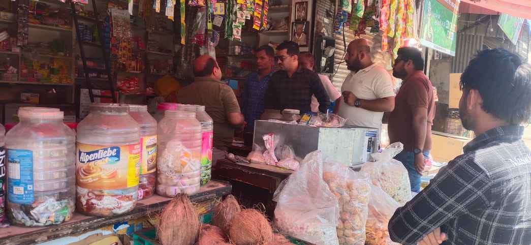 सामक के चावल दुकानदार को वापिस देने पहुंचे इंद्रपुरी के सचिन राणा। संवाद सामक के चावल दुकानदार को वापिस देने पहुंचे इंद्रपुरी के सचिन राणा। संवाद