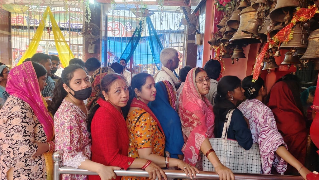 संपूर्णानगर में मिट्टी की ट्राली के साथ मौजूद लेखपाल व अन्य। संवाद संपूर्णानगर में मिट्टी की ट्राली के साथ मौजूद लेखपाल व अन्य। संवाद