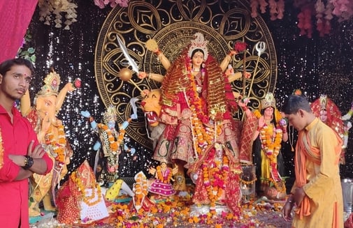 संपूर्णानगर में मिट्टी की ट्राली के साथ मौजूद लेखपाल व अन्य। संवाद संपूर्णानगर में मिट्टी की ट्राली के साथ मौजूद लेखपाल व अन्य। संवाद