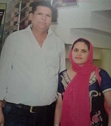 संतोष रानी मसाले पैक करती हुई। स्वयं संतोष रानी मसाले पैक करती हुई। स्वयं