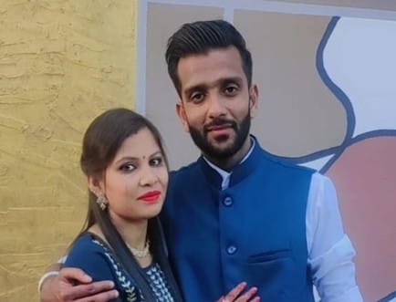 संतोष रानी मसाले पैक करती हुई। स्वयं संतोष रानी मसाले पैक करती हुई। स्वयं