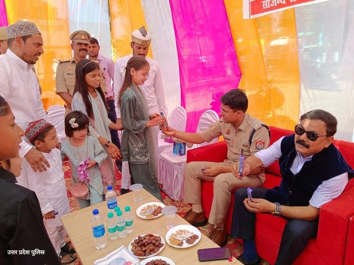 शहर के रसूलाबाद स्थित ईदगाह अकबरपुर में ईद की नमाज अदा करते लोग। शहर के रसूलाबाद स्थित ईदगाह अकबरपुर में ईद की नमाज अदा करते लोग।