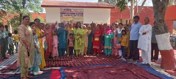 01सीटीके31...विद्यार्थियों को पुरस्कार देकर सम्मानित करती जिला शिक्षा अधिकारी और स्कूल स्टॉ