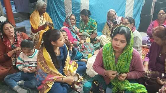 अंबाला छावनी के कालीबाड़ी मंदिर में पूजा के लिए लाइन में लगे श्रद्धालु। संवाद अंबाला छावनी के कालीबाड़ी मंदिर में पूजा के लिए लाइन में लगे श्रद्धालु। संवाद