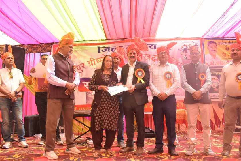 अजमेरपुर ग्रीष्म उत्सव भराड़ी में आयोजित पशु मेले में उपस्थित मंत्री राजेश धर्माणी व आयोजक । स् अजमेरपुर ग्रीष्म उत्सव भराड़ी में आयोजित पशु मेले में उपस्थित मंत्री राजेश धर्माणी व आयोजक । स्