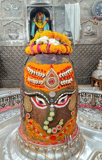 भस्म आरती मे श्री गणेश स्वरूप मे श्रृंगारित हुए बाबा महाकाल